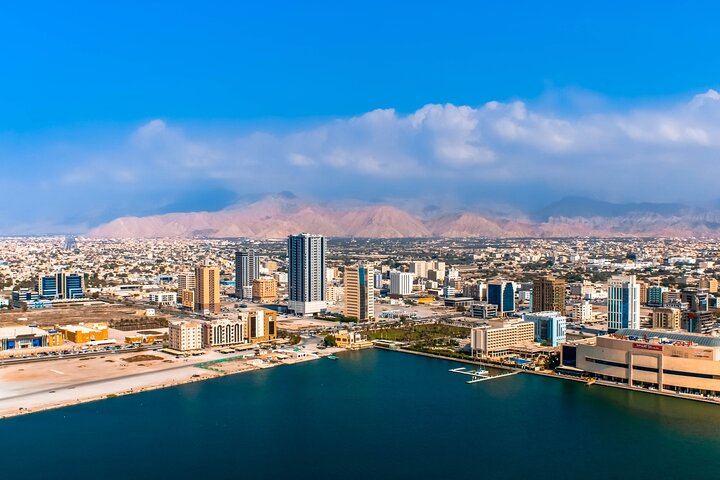 Discover the stunning landscapes of Ras Al Khaimah where modern architecture meets serene waters and majestic mountains. A memorable journey awaits in this beautiful Emirati destination.